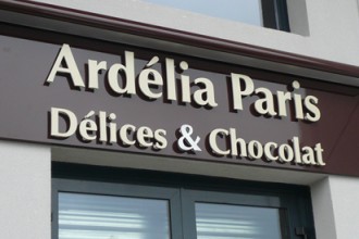 Enseigne lettre boutique de chocolats